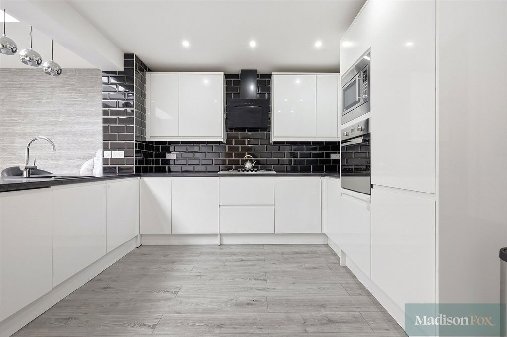 Property photo 3 of 23 Picture No. 17