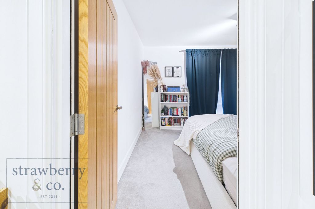 Property photo 2 of 15 Master Bedroom