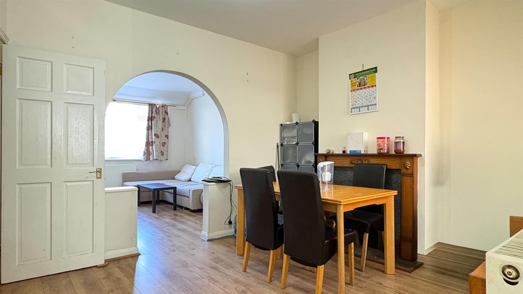 Property photo 1 of 11 Market Street For Rent By Barrain London Estate Ag