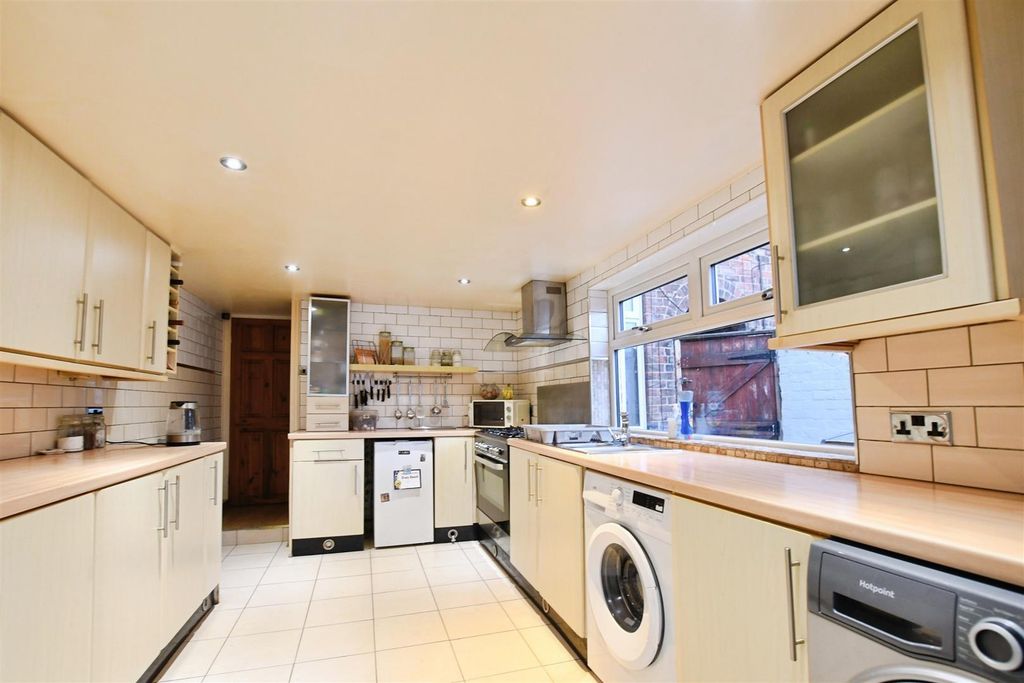 Property photo 2 of 17 Fitted Kitchen