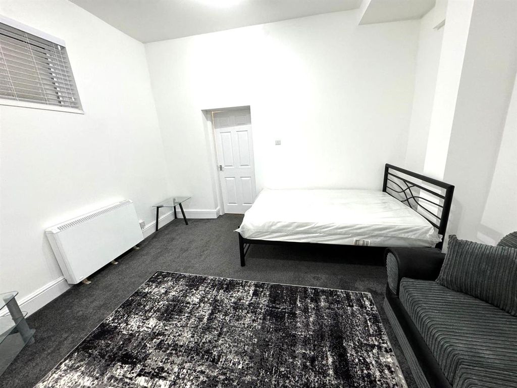 Property photo 3 of 9 Studio Room Pic 2