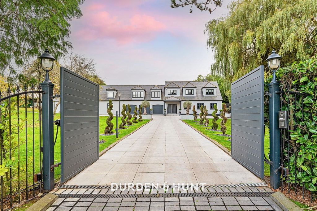 Property photo 2 of 72 Greensted-122.2.Jpg