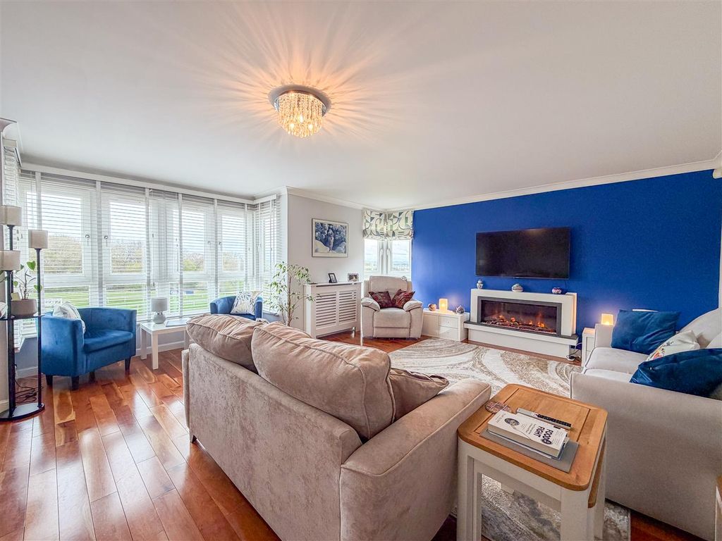 Property photo 2 of 19 Lounge