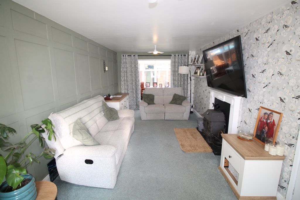 Property photo 3 of 18 Lounge