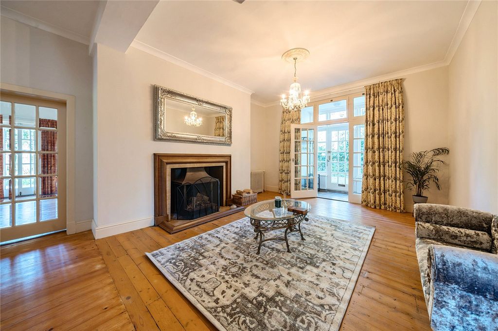 Property photo 3 of 23 Entrance Hall