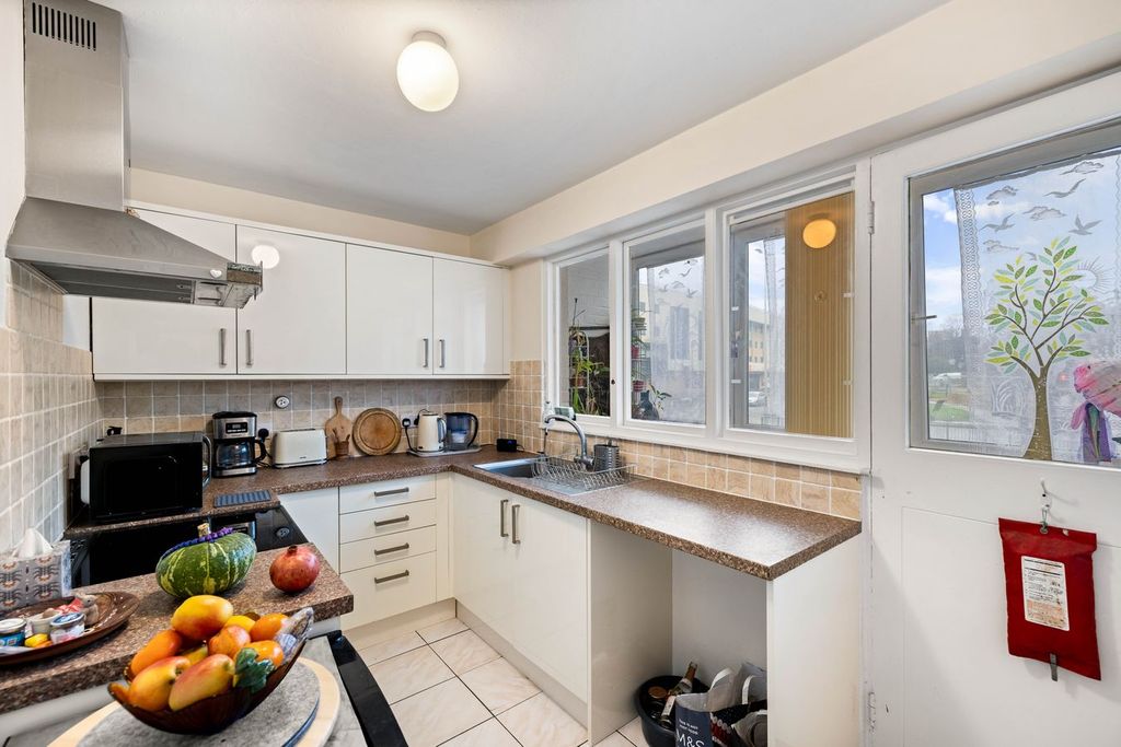 2 bed flat for saleThe Gateway, Dover CT16 photo 3