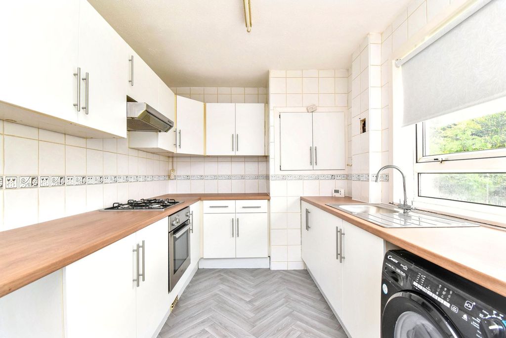 Property photo 3 of 8 Kitchen