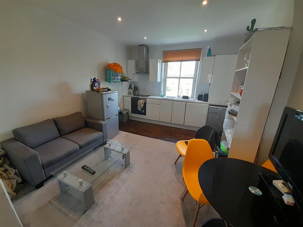 Property photo 1 of 4 1. Living Room.Jpg