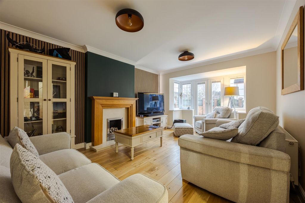 Property photo 3 of 29 Lounge