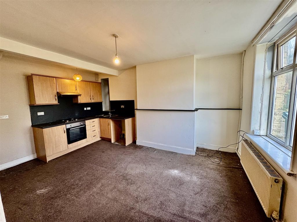 Property photo 2 of 8 Living Space / Kitchen