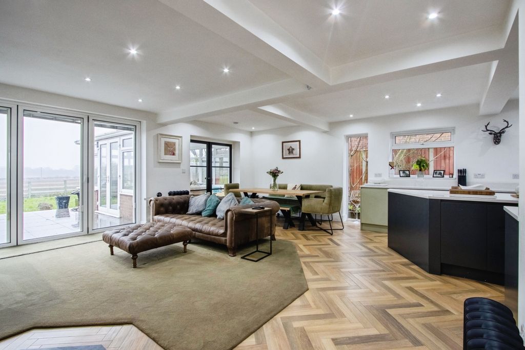 Property photo 2 of 20 Lounge