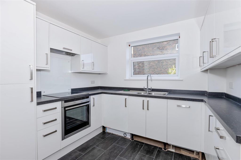 Property photo 2 of 10 Charlwood_3.Jpg