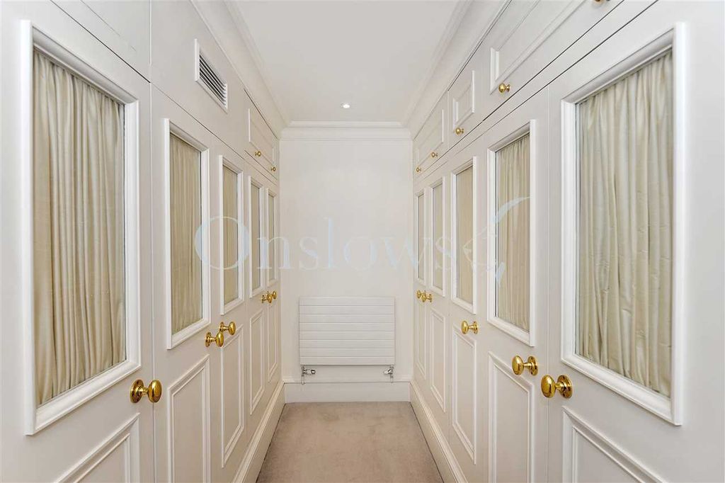 Property photo 2 of 12 Walk In Wardrobe