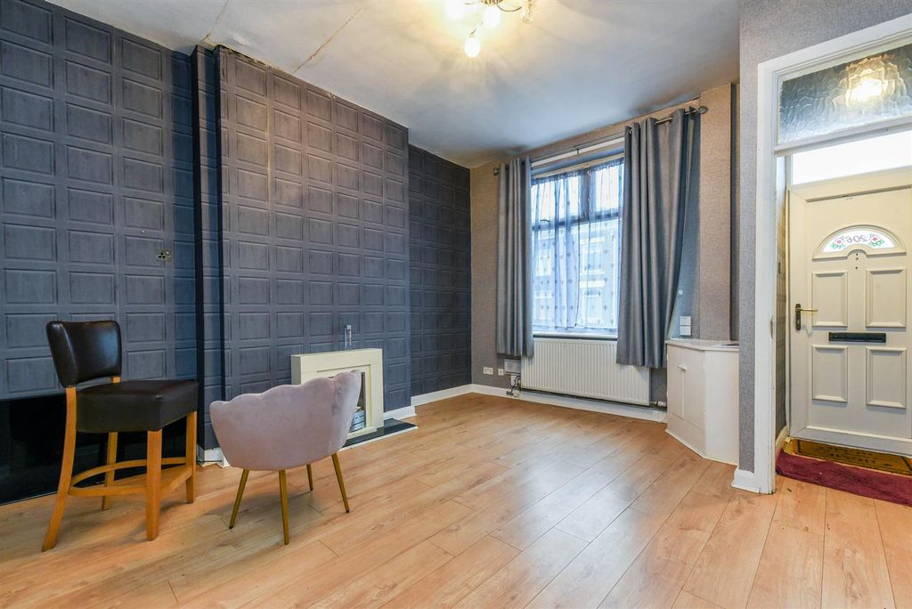 Property photo 3 of 14 Lounge