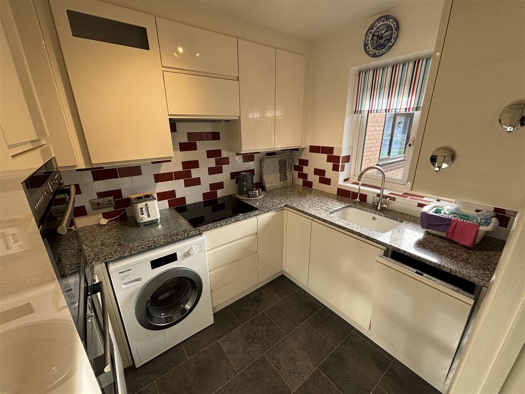 Property photo 2 of 10 Kitchen