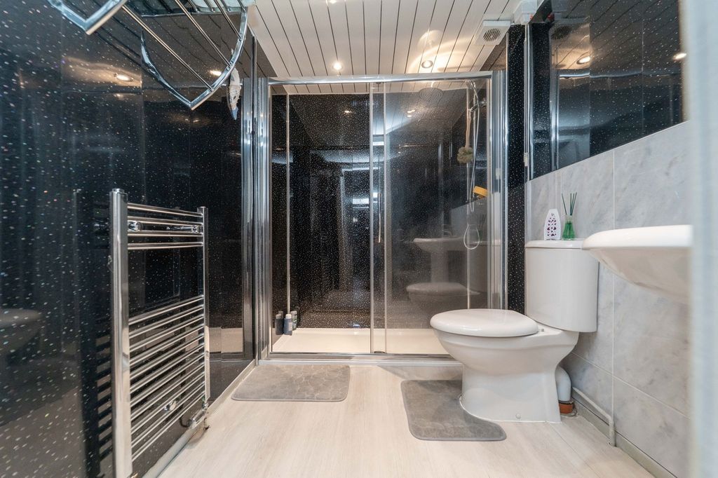 Property photo 3 of 22 Family Bathroom
