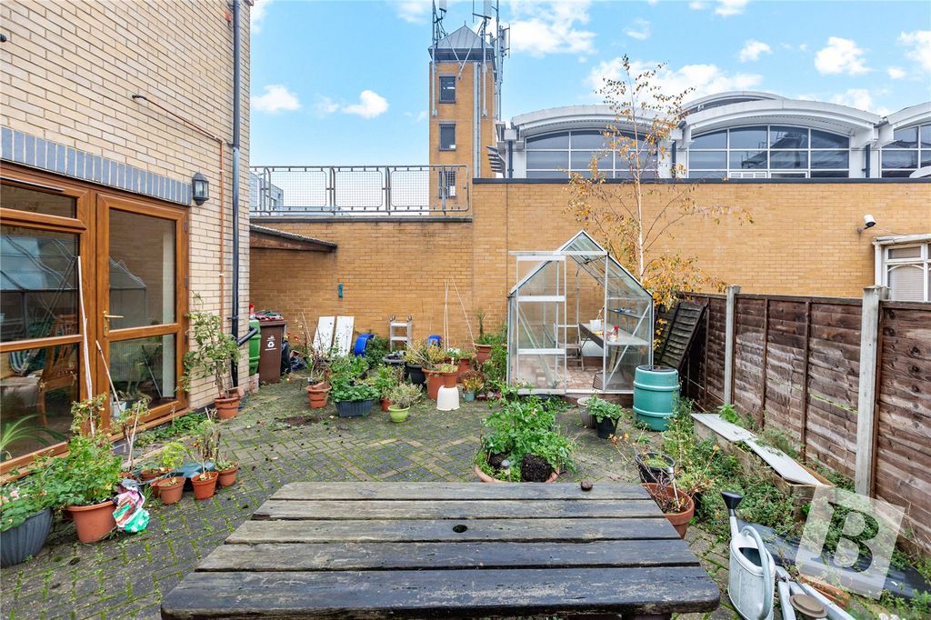 Property photo 2 of 18 Garden