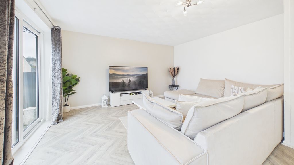 Property photo 1 of 16 Photo 8