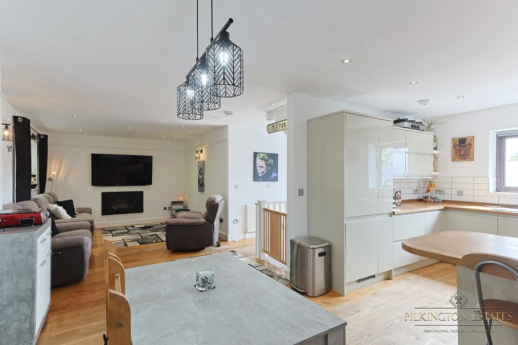 Property photo 2 of 21 4282495