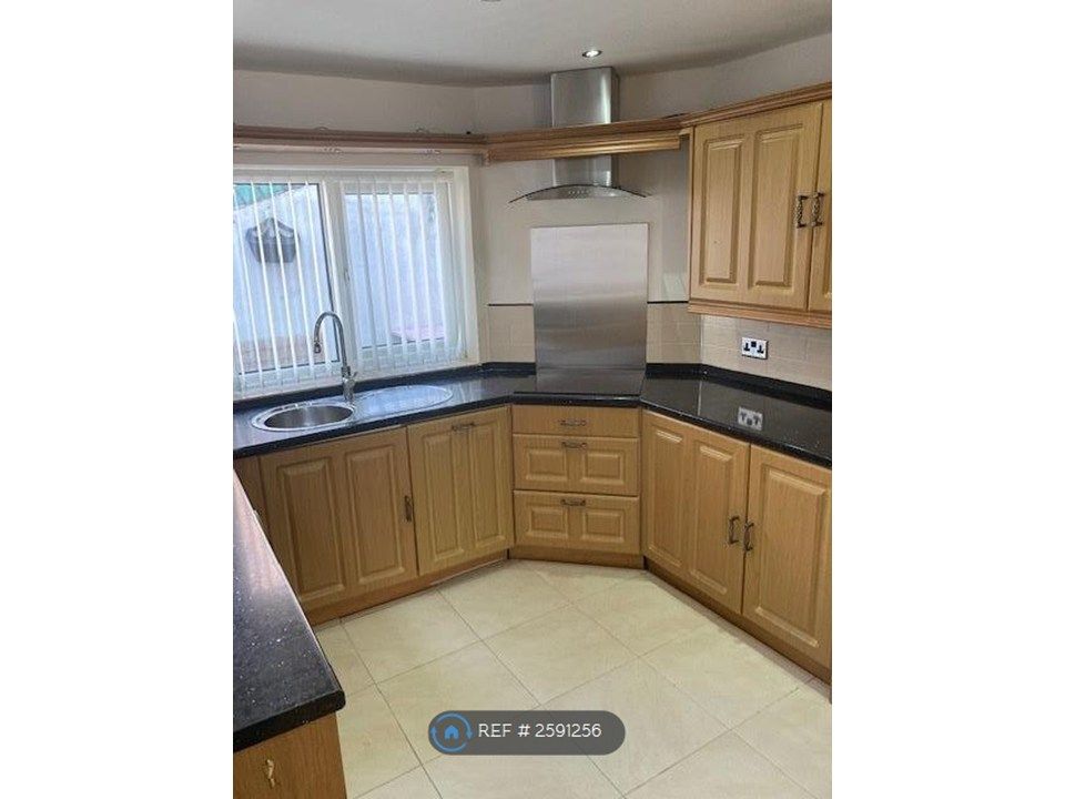 Property photo 2 of 10 Fitted Kitchen