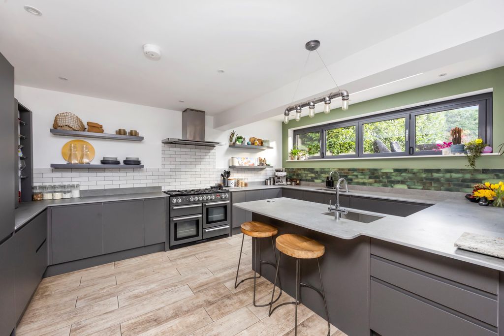 Property photo 2 of 21 Image