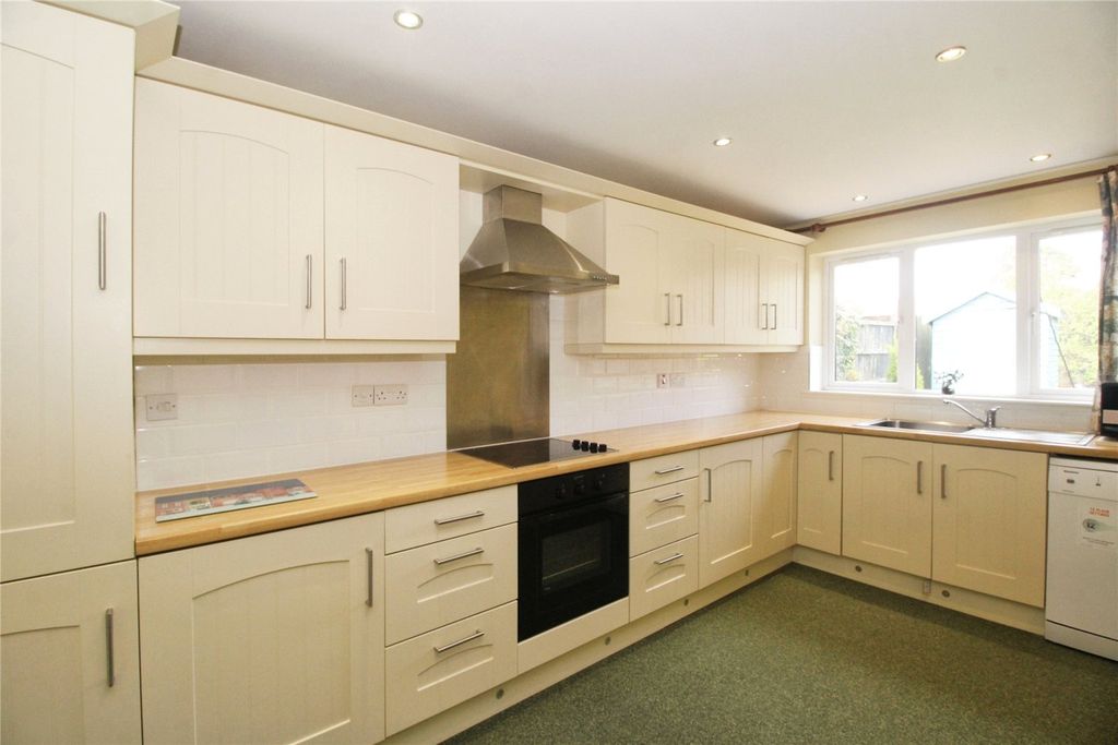Property photo 2 of 16 Fitted Kitchen