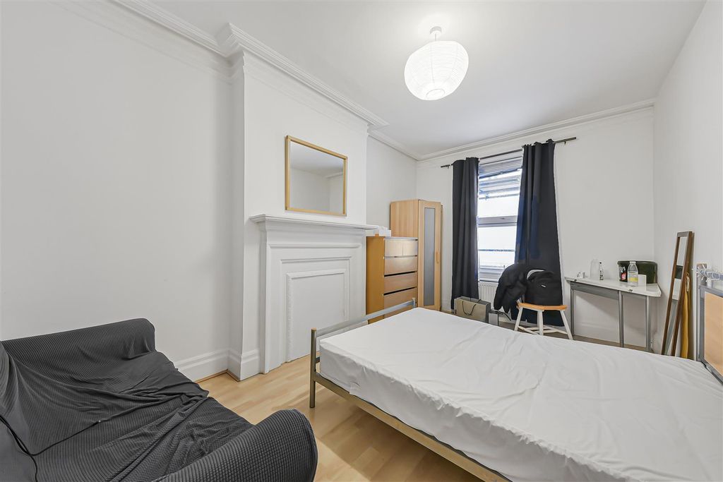 Property photo 3 of 23 Room 2