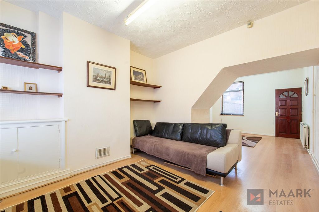 Property photo 2 of 18 Gipsy Road A.Jpg