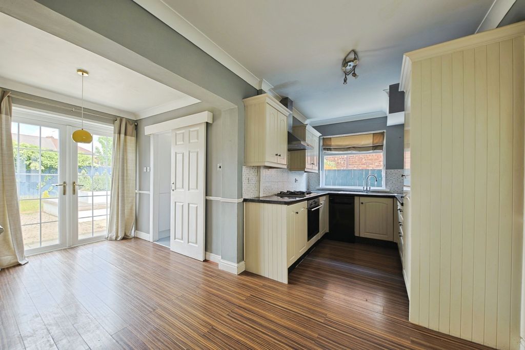 Property photo 3 of 11 4107296