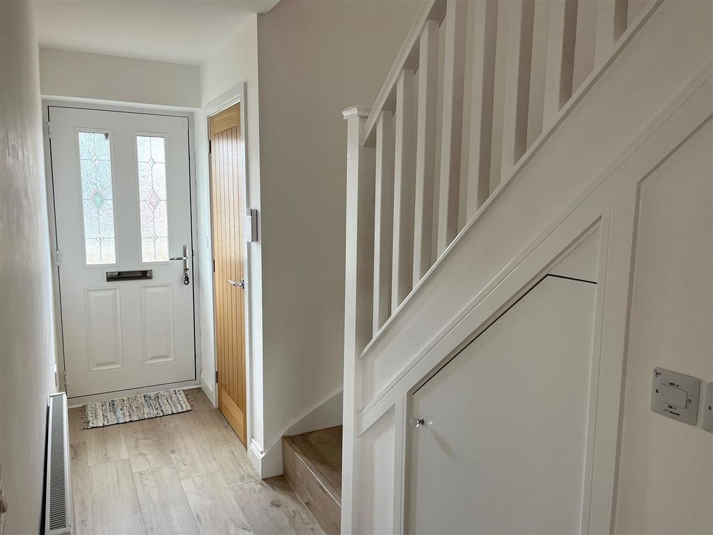 Property photo 3 of 18 Entrance Hallway