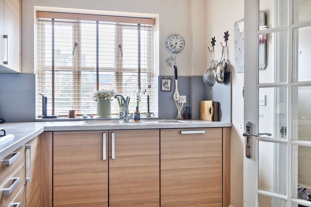 Property photo 3 of 11 Kitchen