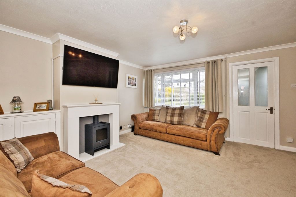 Property photo 3 of 18 Lounge