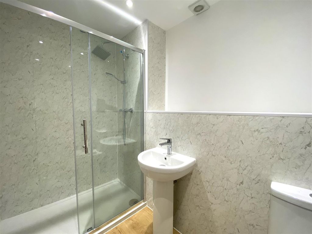Property photo 3 of 8 Bathroom 2.Jpeg