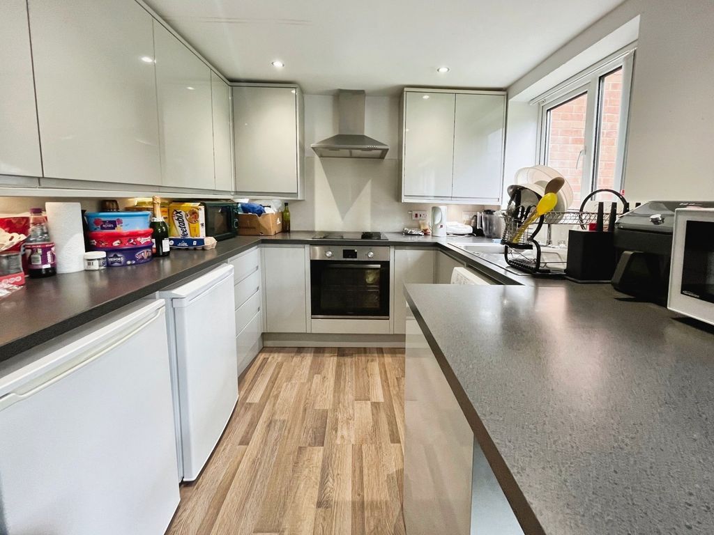 Property photo 3 of 6 Kitchen