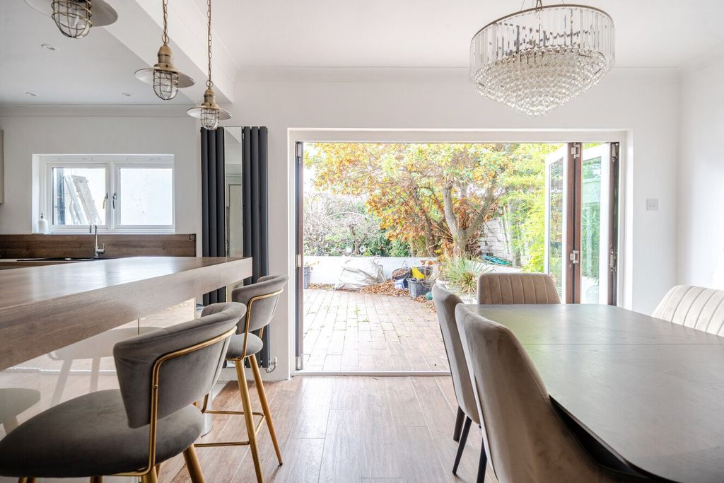 Property photo 3 of 23 Picture No. 11