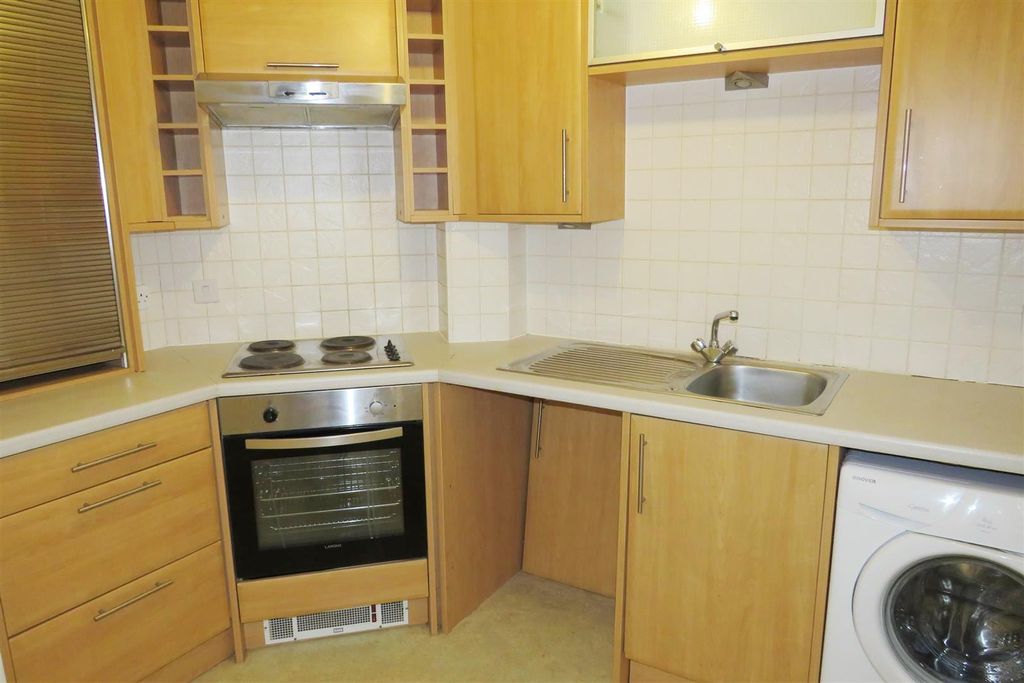 Property photo 2 of 10 Kitchen