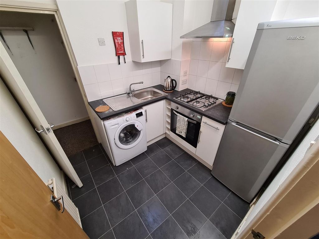 Property photo 3 of 5 Kitchen