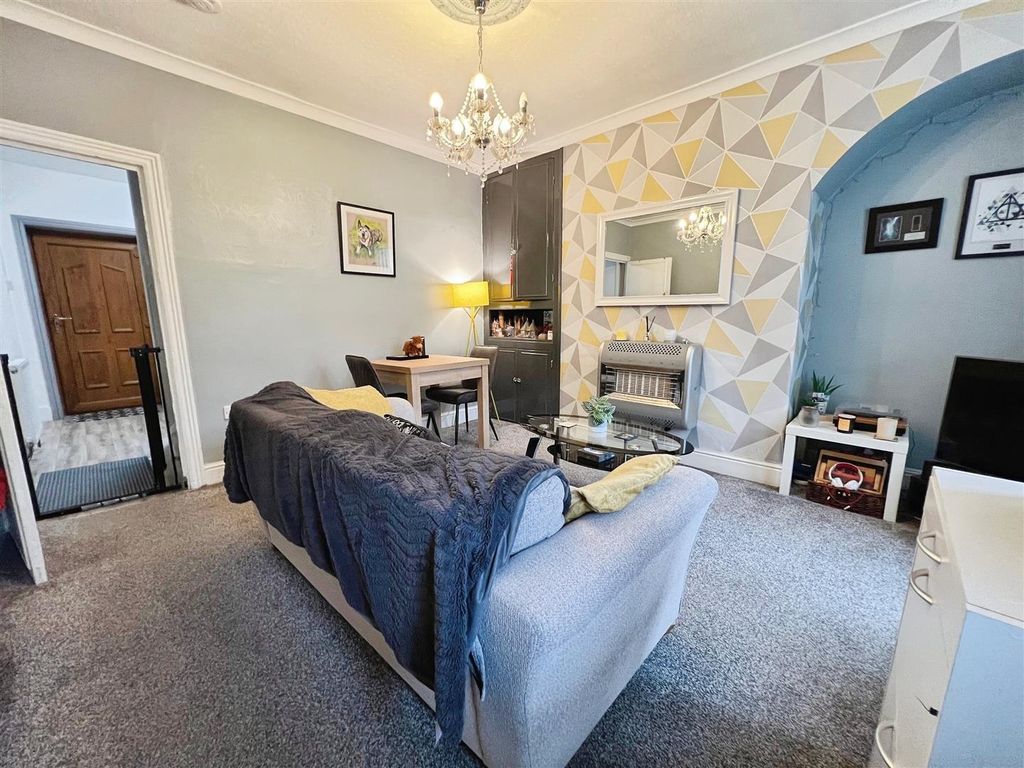 Property photo 3 of 16 Lounge