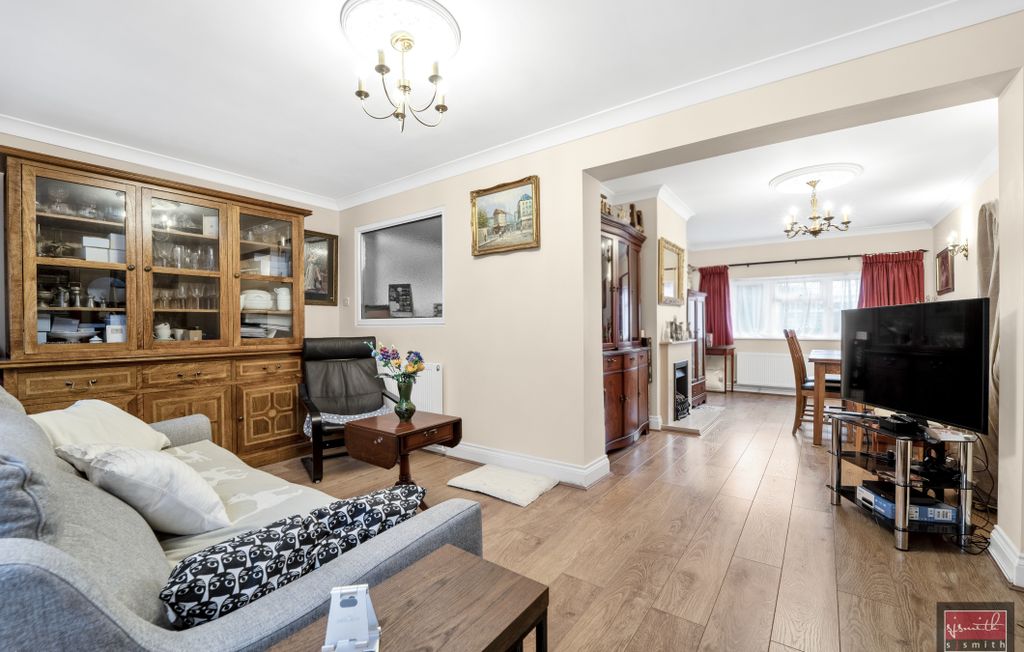 Property photo 3 of 9 Clarendon Living 2