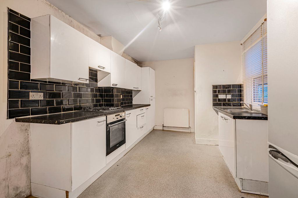 Property photo 2 of 16 Kitchen