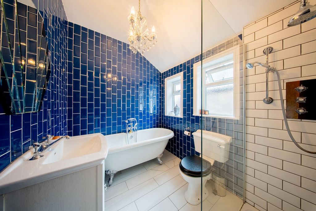 Property photo 3 of 7 Bathroom