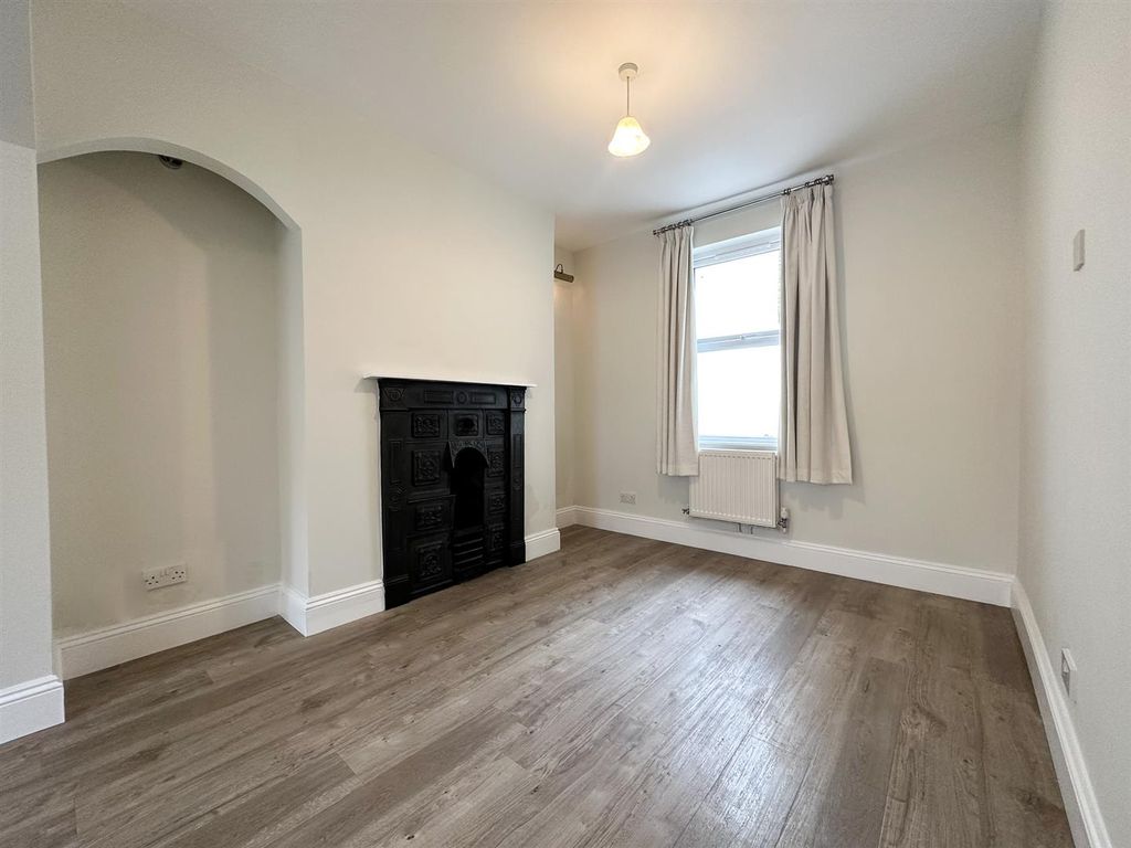 Property photo 3 of 11 Dining Room