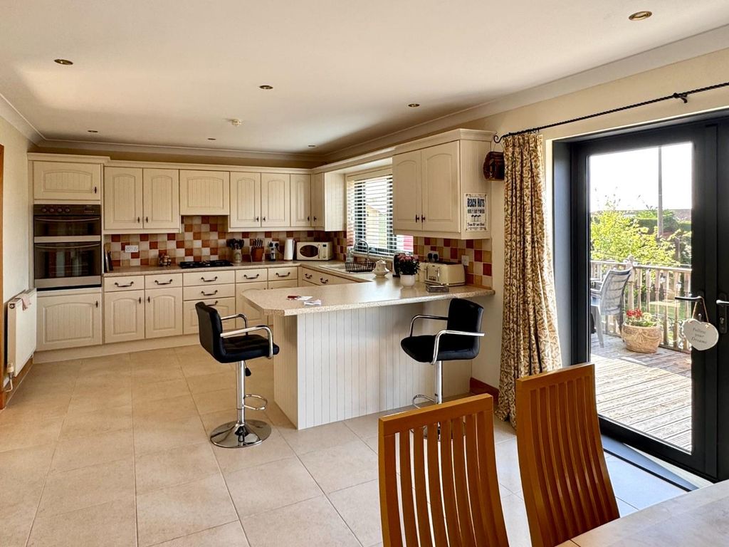 Property photo 3 of 28 Kitchen/Breakfasting Room