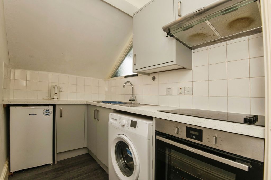 Property photo 3 of 9 Kitchen