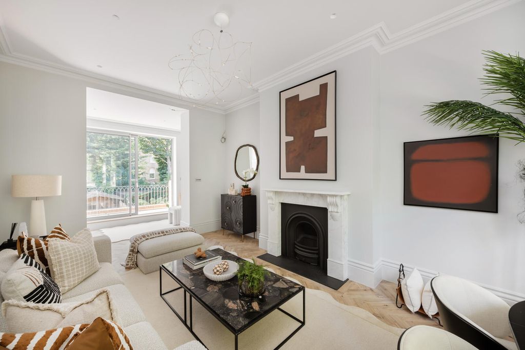 Property photo 3 of 31 Living Room