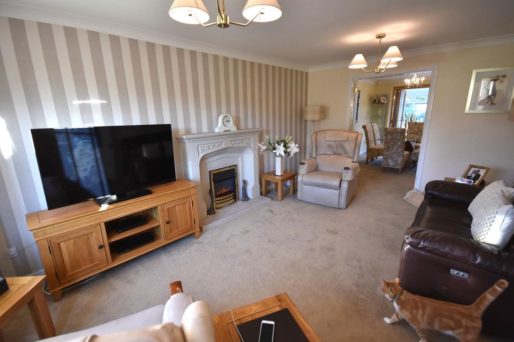 Property photo 2 of 33 Bay Fronted Lounge