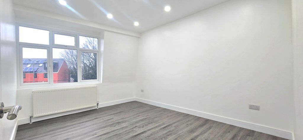 Property photo 3 of 9 3