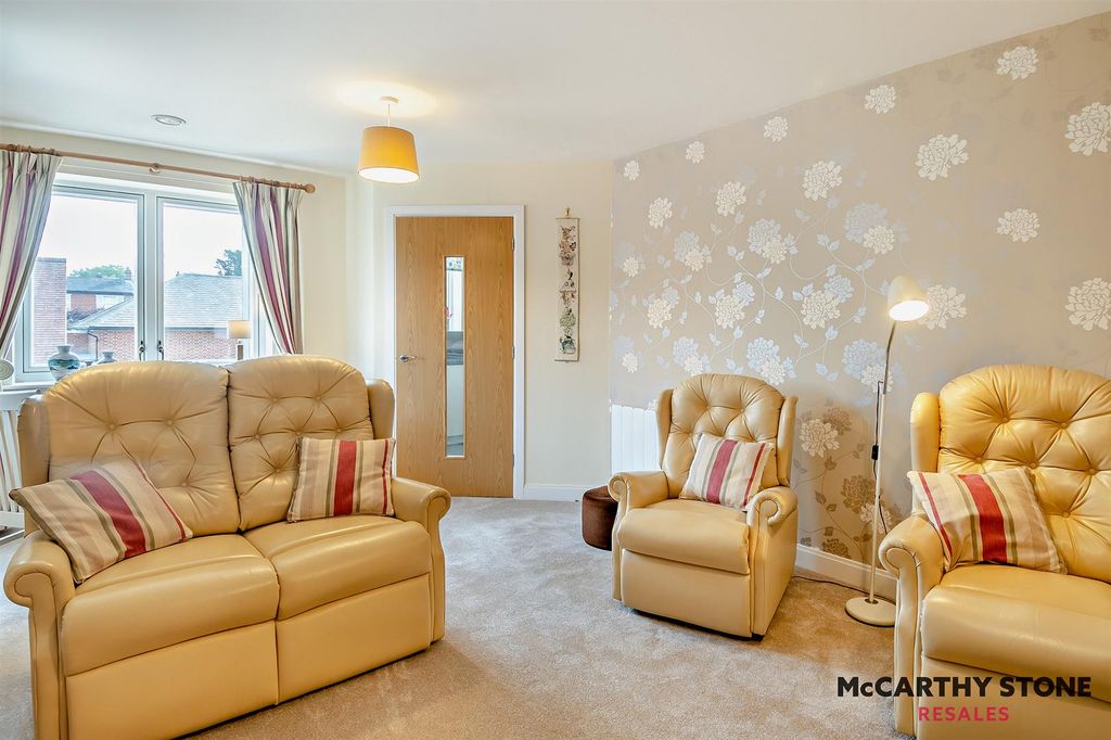Property photo 2 of 29 8618101-Interior02-800.Jpg