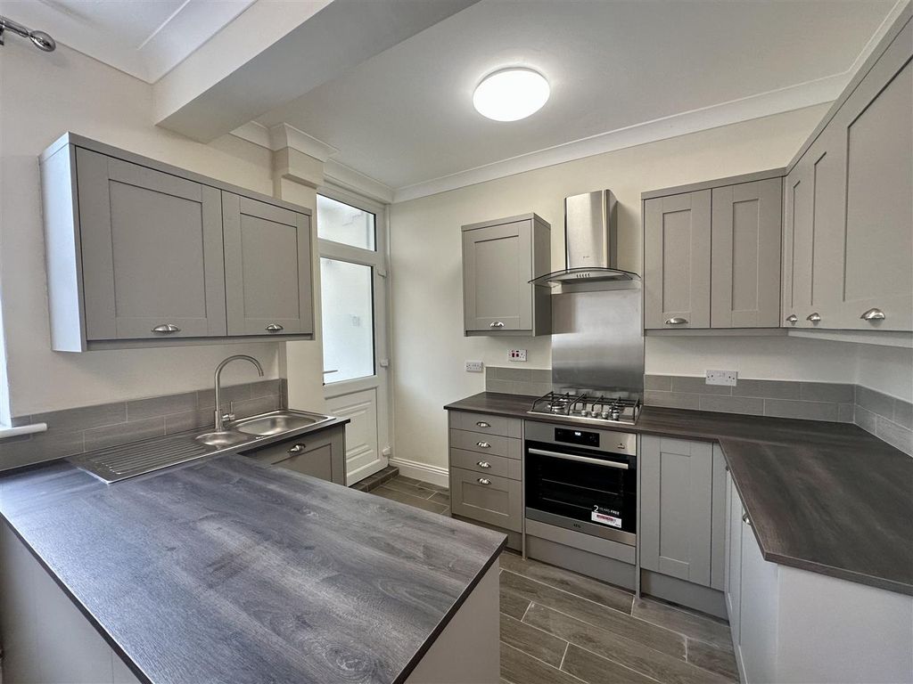 Property photo 3 of 11 Kitchen