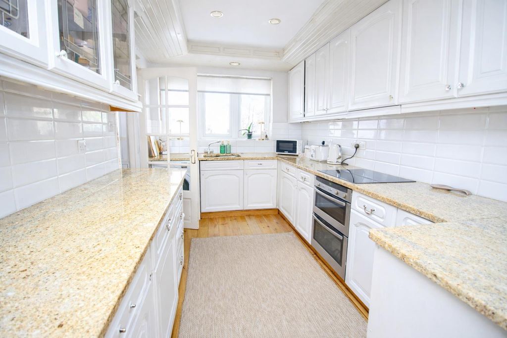 Property photo 2 of 20 Fitted Kitchen